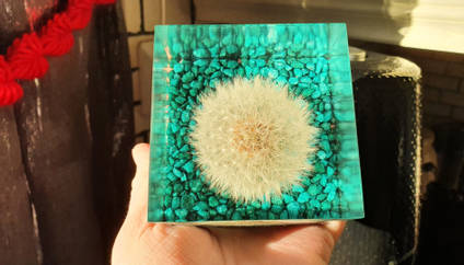 Dandelion Resin Cube from above by Mariannes Hobby and Painting