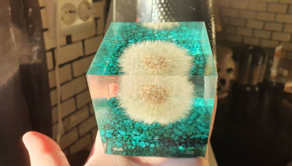 Dandelion Resin Cube with Green Base by Mariannes Hobby and Painting