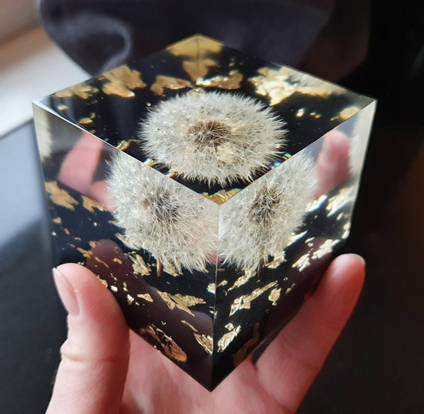 Dandelion Resin Cube by Mariannes Hobby and Painting