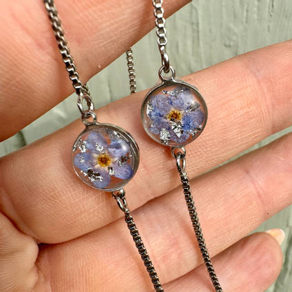 LLawer O Garaid Forget-me-not Resin Flower Pair of Bracelet