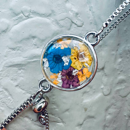 LLawer O Garaid Resin Multi Colour Flower Bracelet