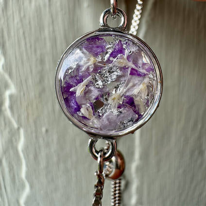 LLawer O Garaid Purple and White Resin Flower Bracelet