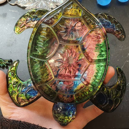 Resin and Chameleon Pigment Turtle by Mariannes Hobby and Painting