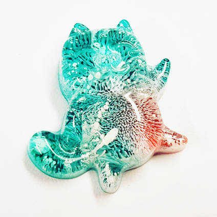 Resin-Cat-Magnet-showing-Blanco-Blanco-Alcohol-Ink-by-Asha-Tank-Art